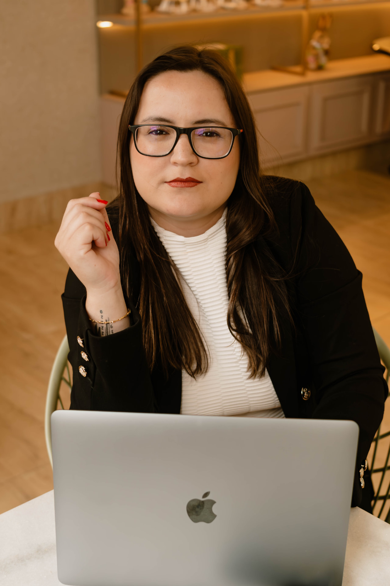 Yorrana Faria, fundadora da Favoli Growth & Co., trabalhando em seu notebook